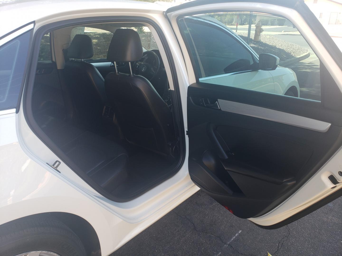 2013 WHITE /gray and black Volkswagen Passat se (1VWBP7A31DC) with an 2.5 l5 engine, 6-Speed Automatic transmission, located at 323 E Dunlap Ave., Phoenix, AZ, 85020, (602) 331-9000, 33.567677, -112.069000 - Photo#14